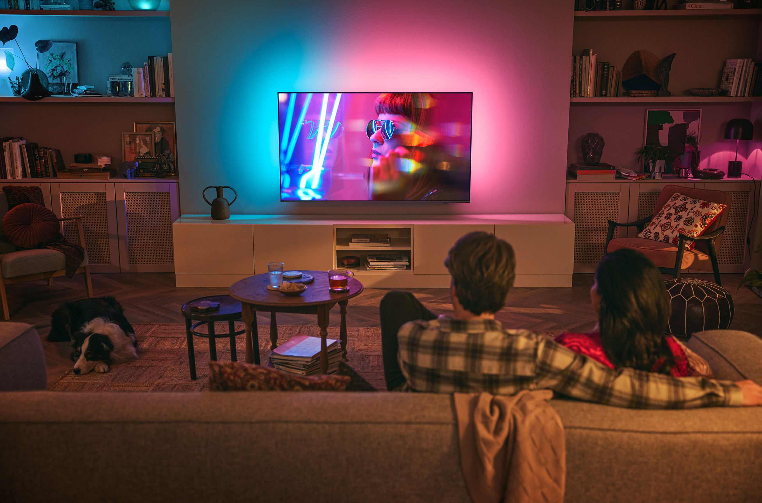 Het Ambilight lichteffect verder de kamer in met slimme lampen? Het kan met de nieuwe AmbiScape-functie op je Philips TV.