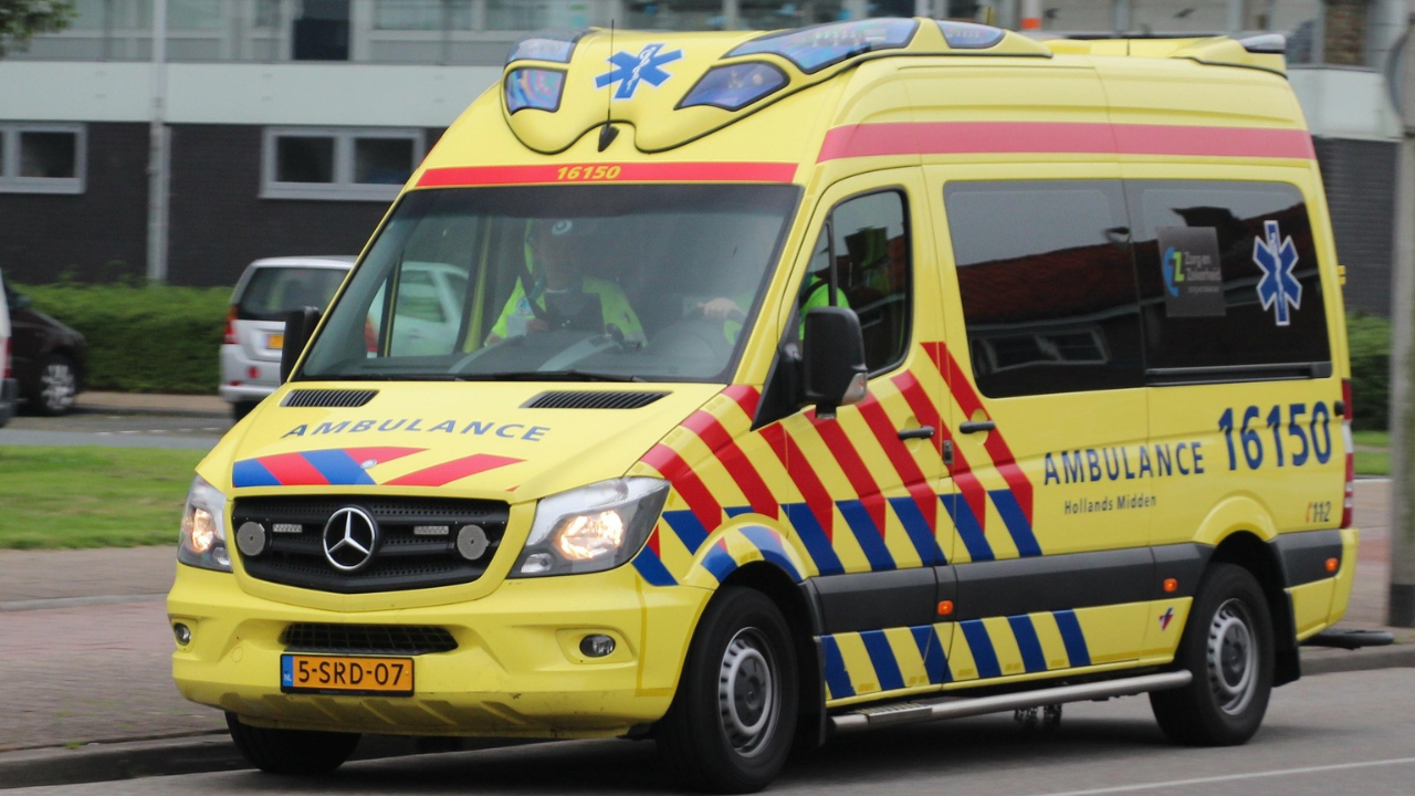 Ruim een op de drie Nederlanders weet niet hoe ambulancevervoer wordt vergoed