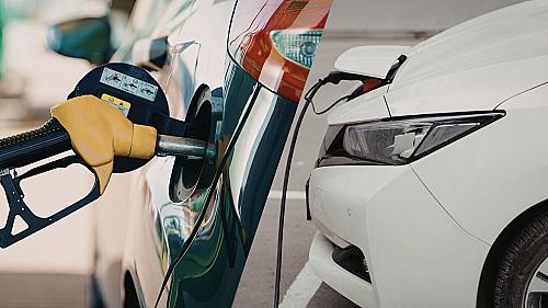Elektrische rijder krijgt ruim € 4 per 100 km toe; benzinerijder betaalt de hoofdprijs