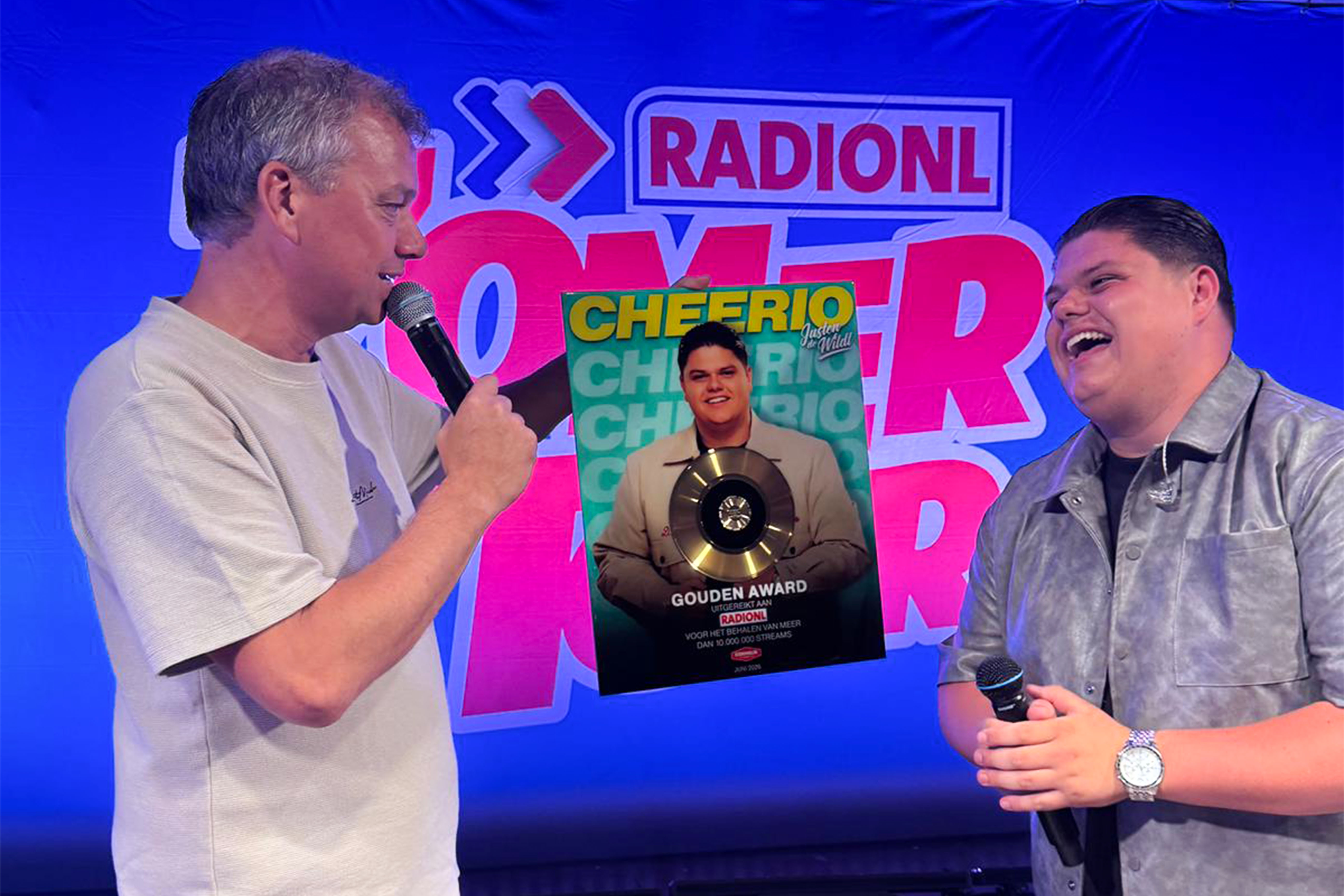 Justen de Wildt ontvangt gouden plaat tijdens RADIONL Zomertoer in Assen