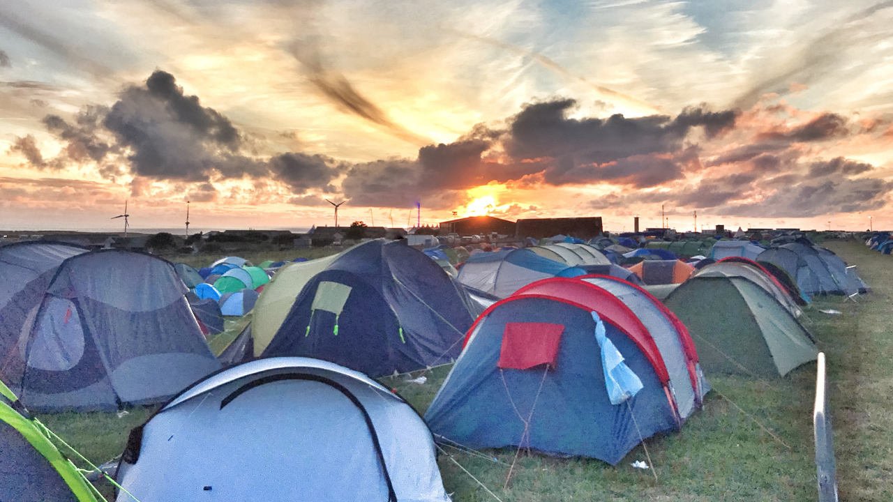 Reisverzekering vergoedt gestolen telefoon uit festivaltent niet, slaapzak en kleding wel
