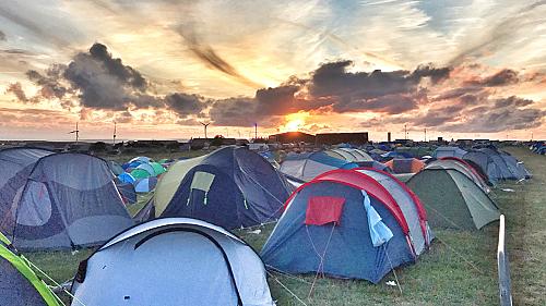 Reisverzekering vergoedt gestolen telefoon uit festivaltent niet, slaapzak en kleding wel