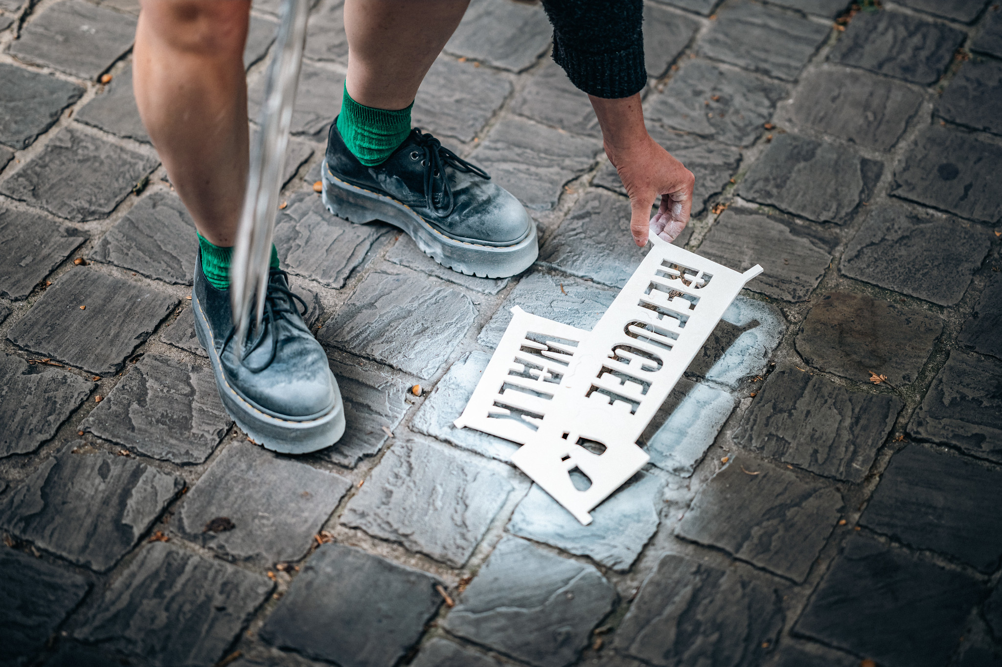 « Kindness leaves footprints » apparaît aujourd’hui à Bruxelles à l’approche de la Refugee Walk