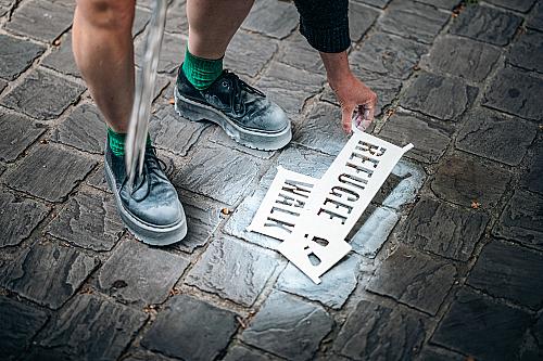 « Kindness leaves footprints » apparaît aujourd’hui à Bruxelles à l’approche de la Refugee Walk