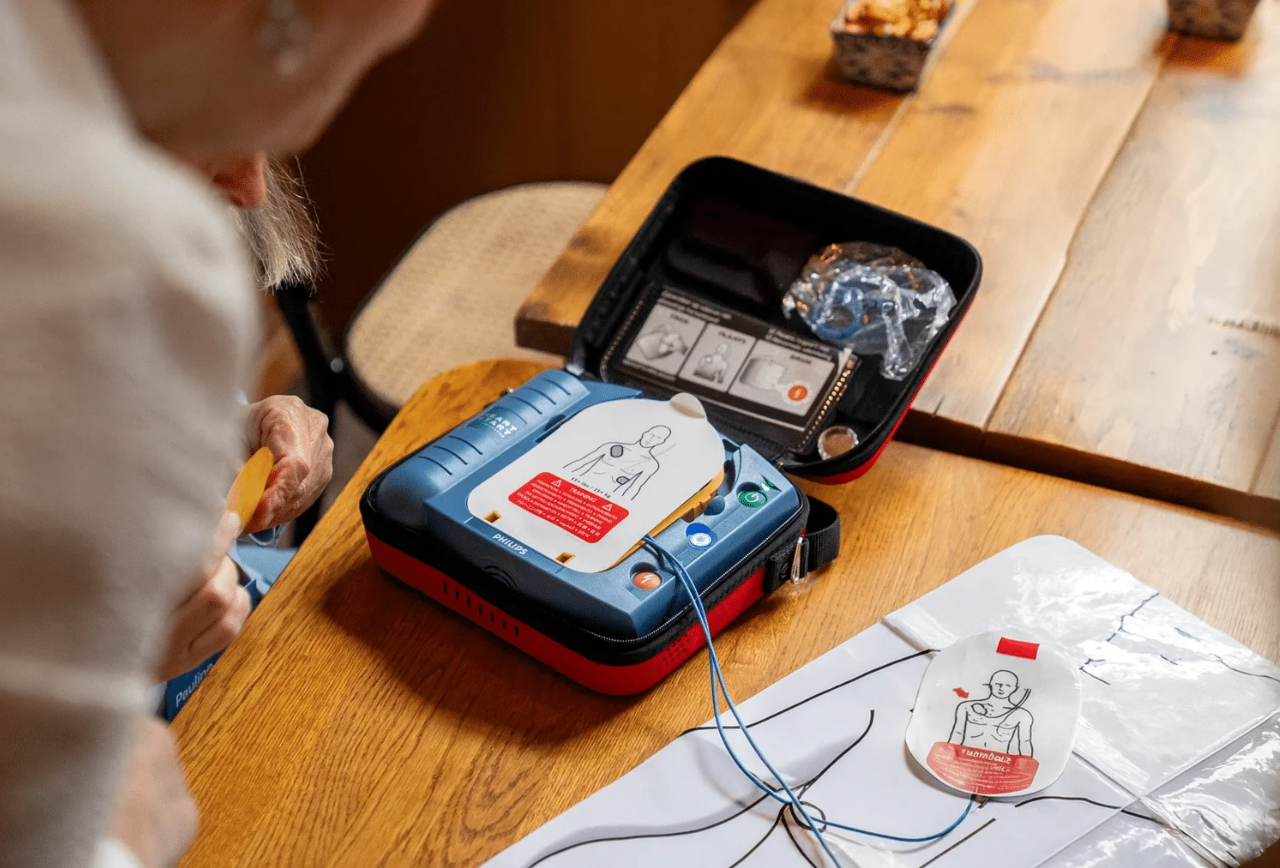 Nederland heeft duizenden AED’s. Maar wie zorgt ervoor dat ze over tien jaar nog inzetbaar zijn?