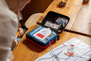 Nederland heeft duizenden AED’s. Maar wie zorgt ervoor dat ze over tien jaar nog inzetbaar zijn?